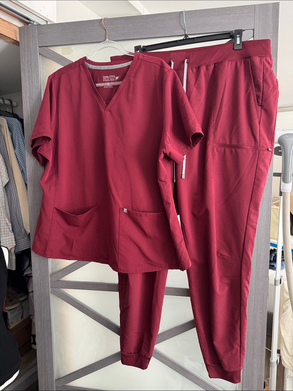 Fabletics Scrubs 2X Burgundy V Neck Top Cargo Jogger Pants 2 Piece Set